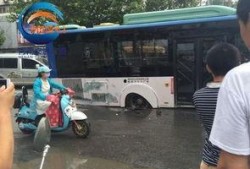 郑州公交车爆料最新,紧急疏散乘客！